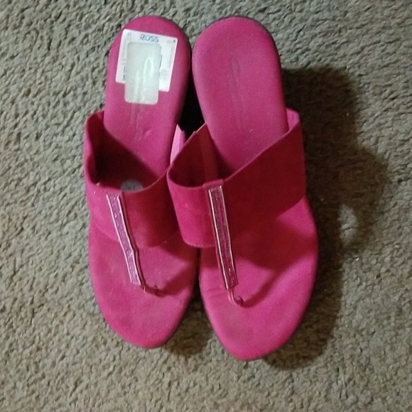 Fuchsia Pink wedges with stone done down the center - Picture 4 of 7